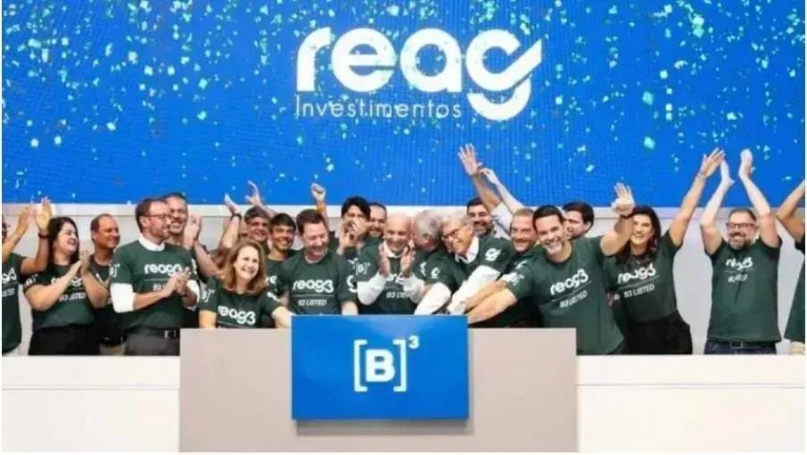 Prédio corporativo com logotipo genérico de empresa