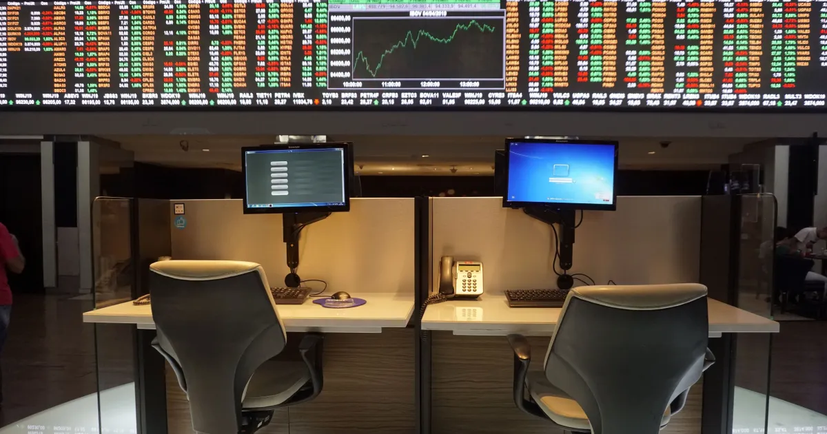 Painel eletrônico da B3 exibindo cotações