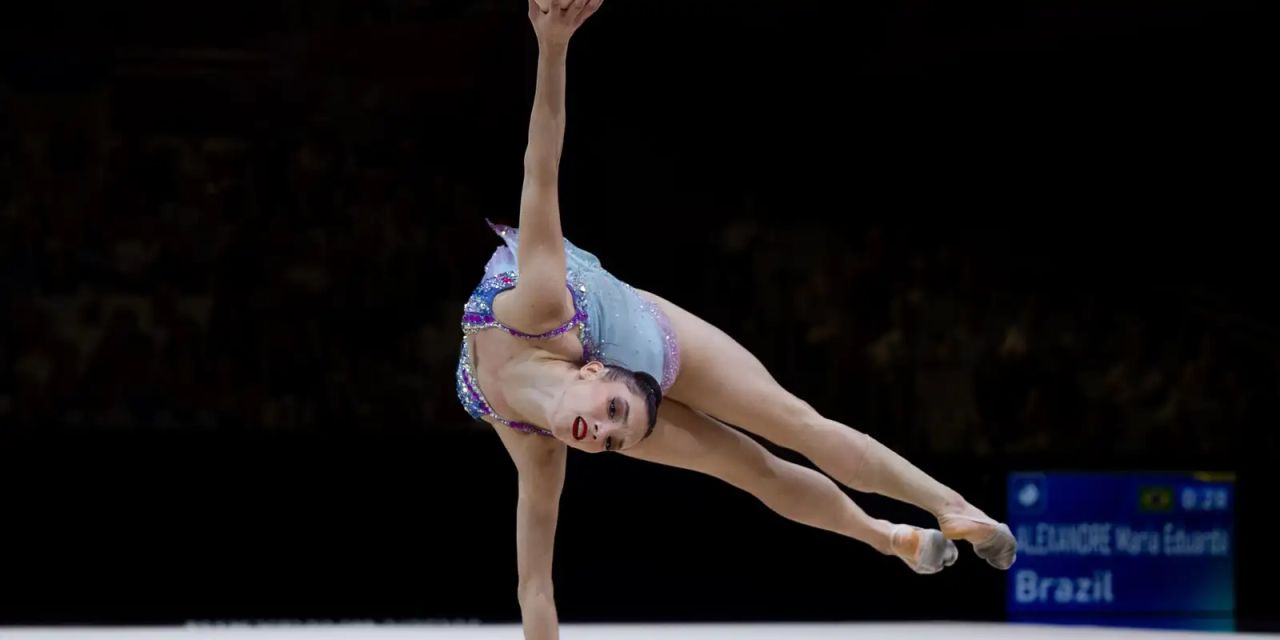 Maria Eduarda Alexandre durante apresentação com a bola no Mundial de Ginástica Rítmica