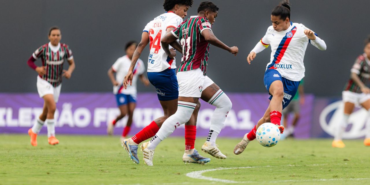 Jogadoras de Bahia e Fluminense disputam bola no estádio Luso-Brasileiro