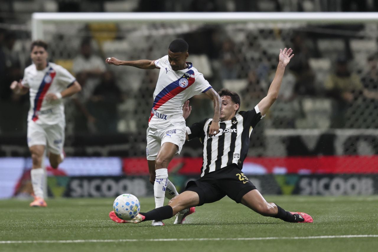 Ademir comemorando gol pelo Bahia na Arena MRV