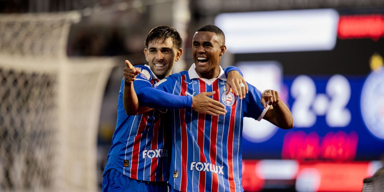 Jogadores do Bahia comemoram gol na partida contra o Bragantino