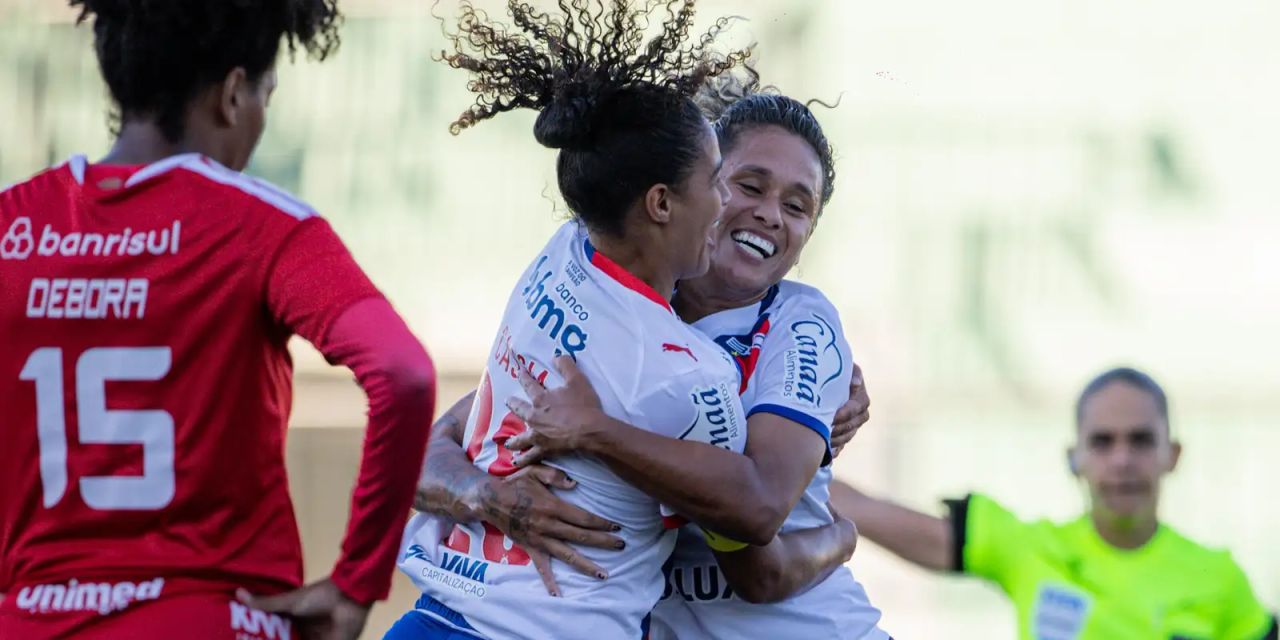 Jogadoras do Bahia comemoram gol contra o Internacional