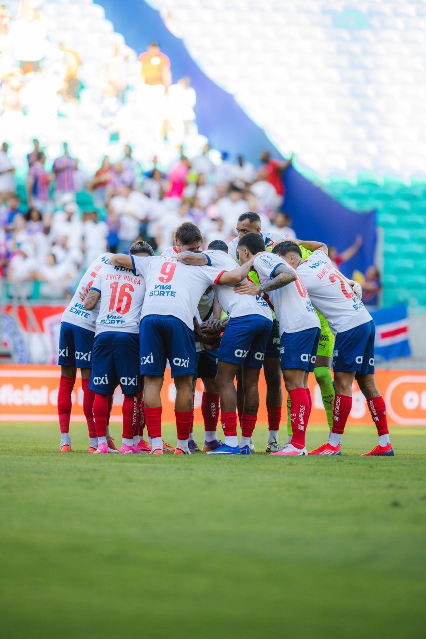 Jogadores do Bahia reunidos antes da partida contra o Corinthians