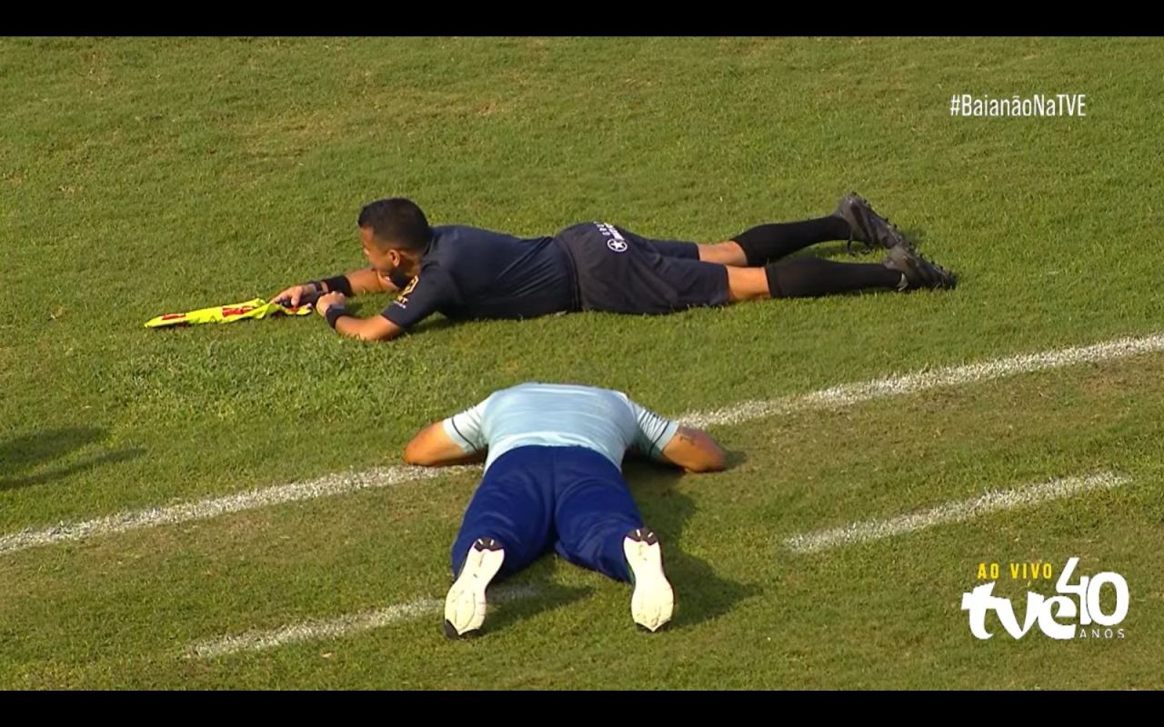 jogadores deitados no gramado para fugir de abelhas