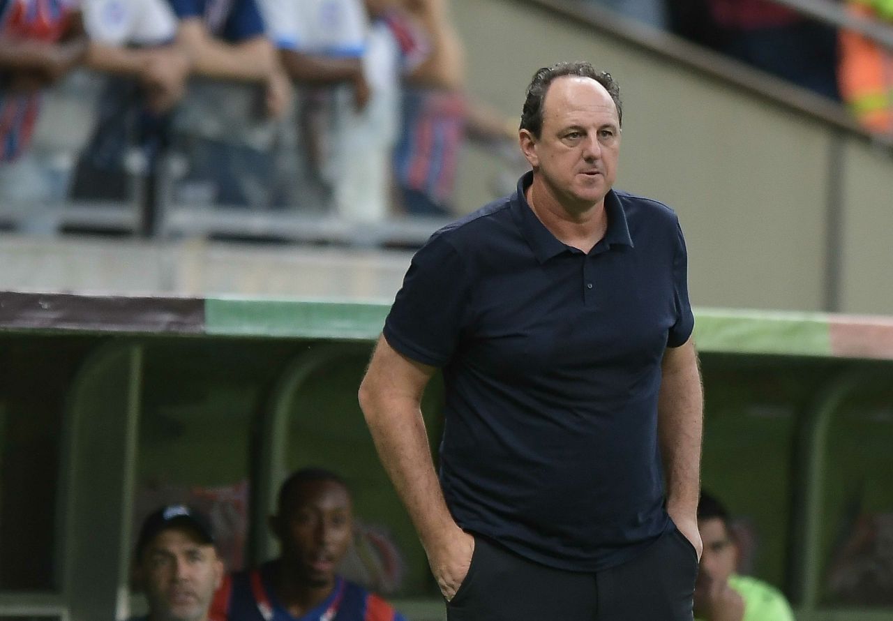Rogério Ceni lamenta no banco durante jogo do Bahia