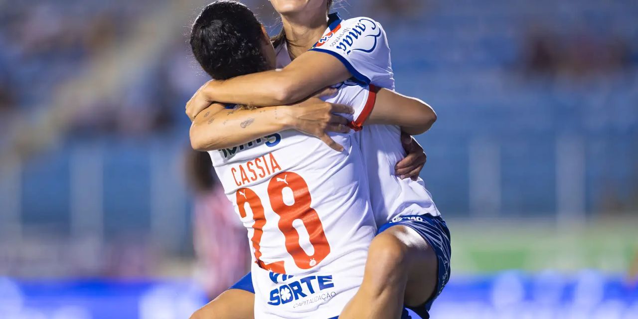 Jogadoras do Bahia comemoram gol contra o Sao Paulo