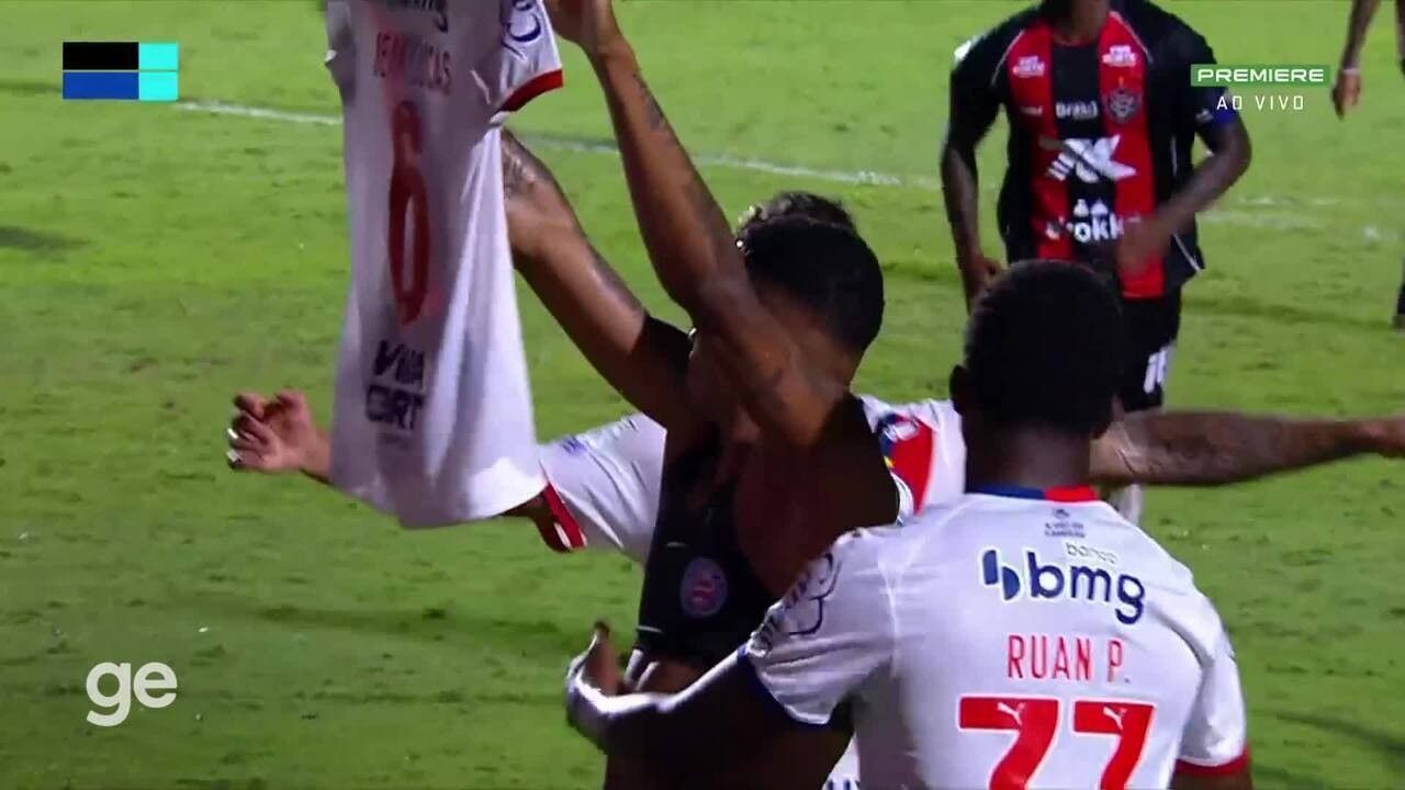 Rogério Ceni comemorando durante o Ba-Vi no Barradão