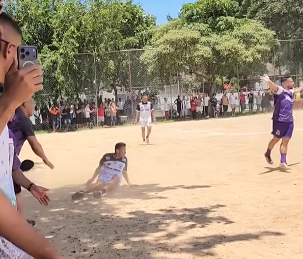 Jogadores do Bairro 13 erguendo a taça da Supercopa dos Campeões no campo do Alvorada em Guarulhos, com torcida vibrando ao fundo