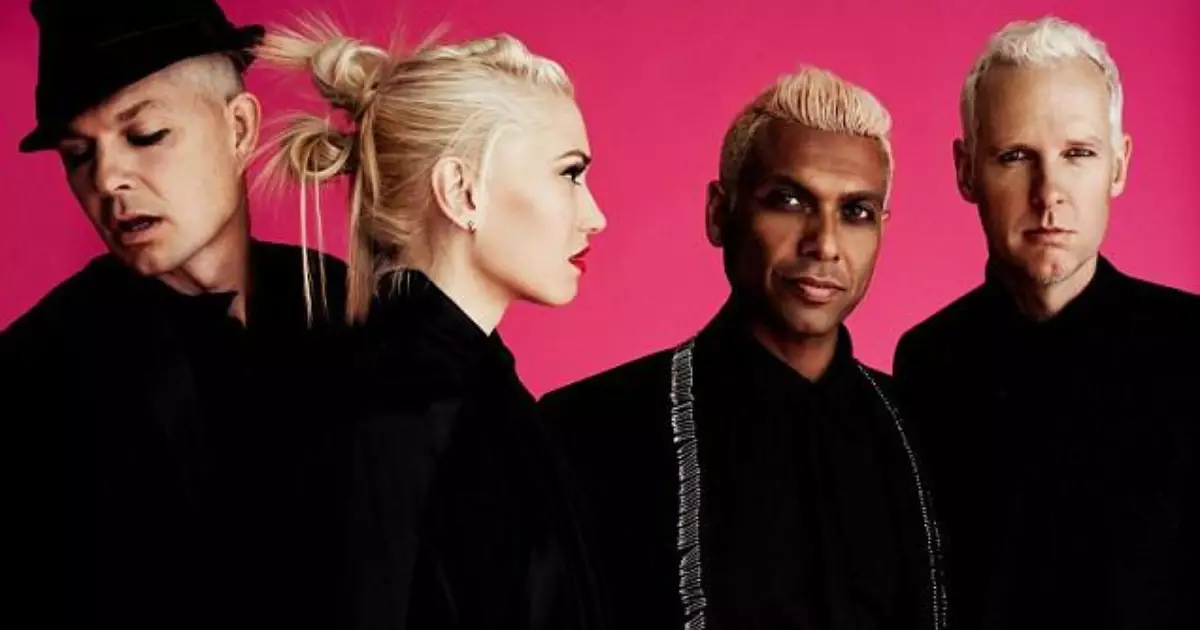 Tony Kanal e imagem do No Doubt em show no Anaheim Stadium