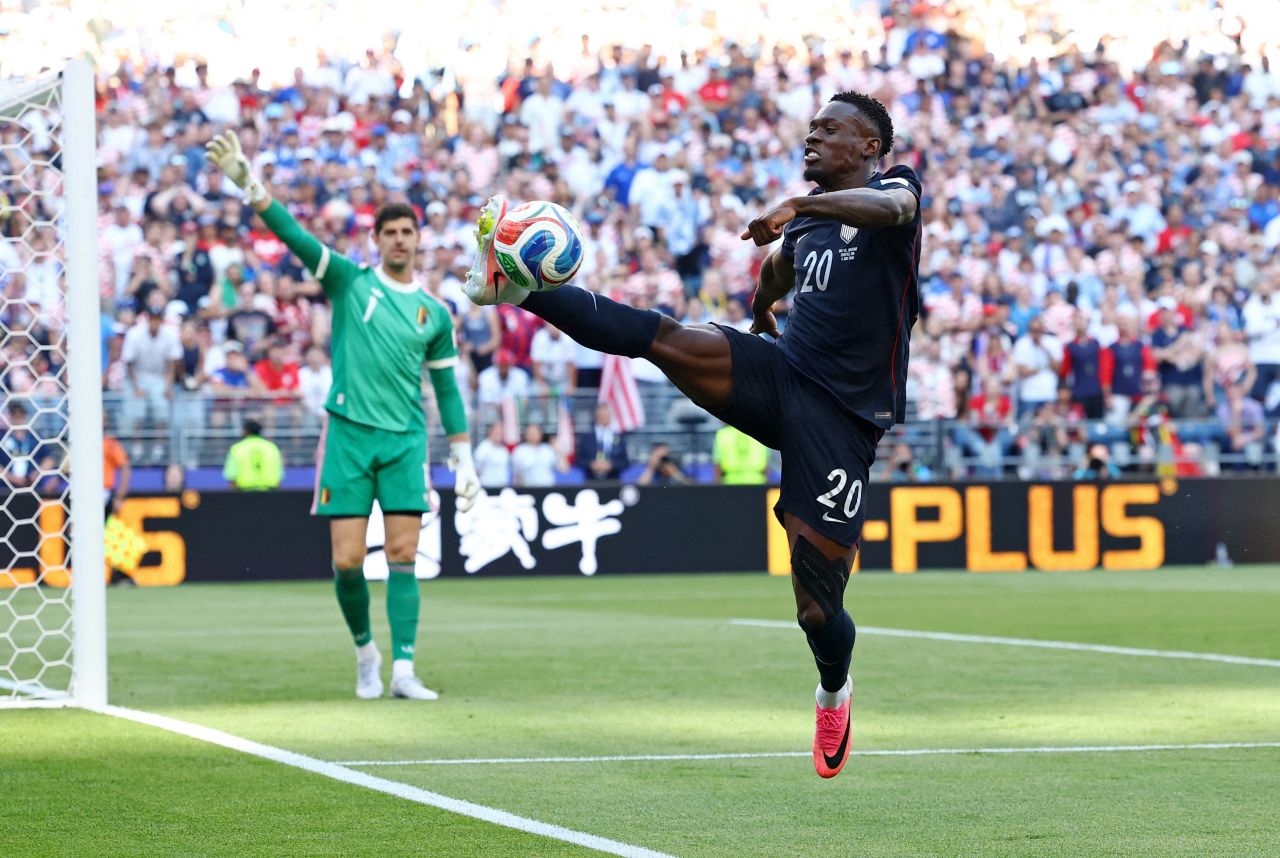 Balogun em disputa com zagueiros belgas durante partida