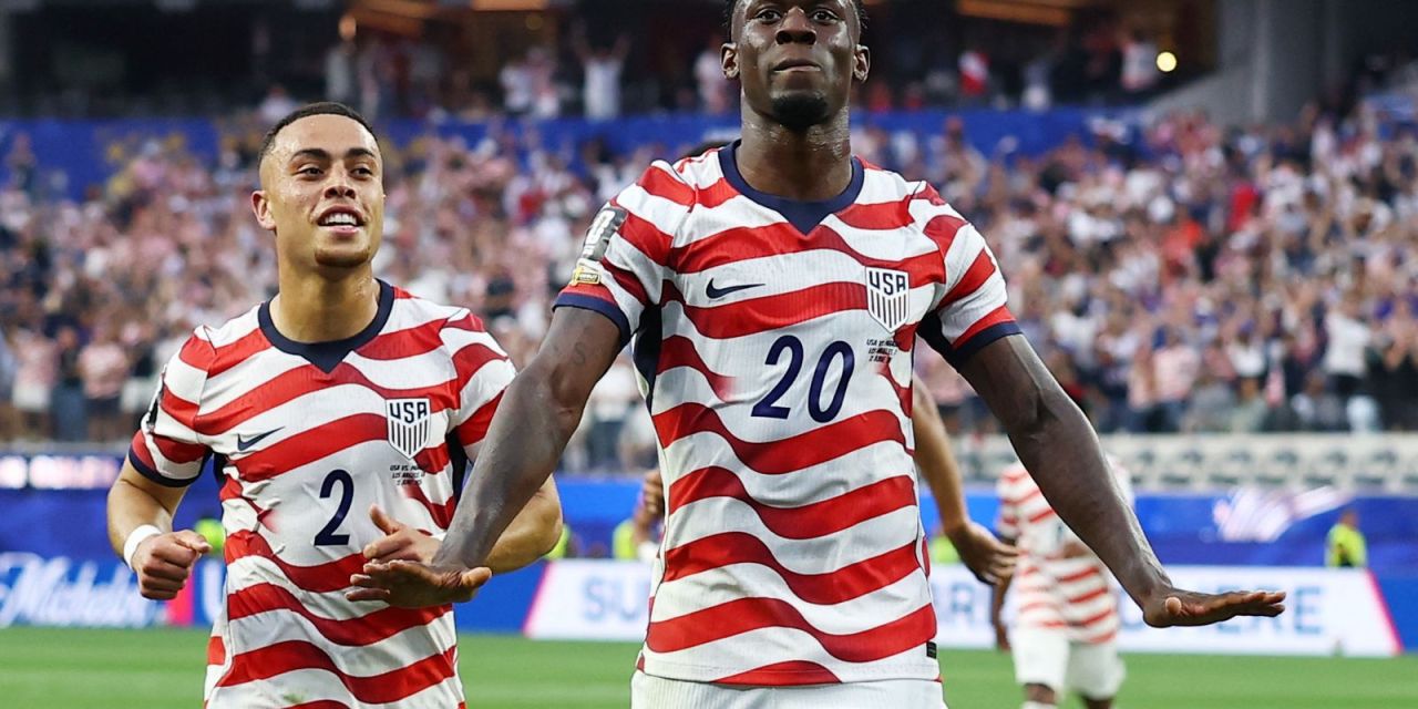 Balogun comemora gol contra o Paraguai