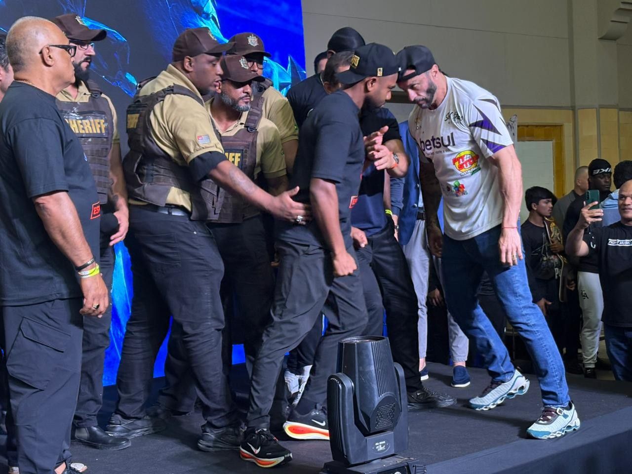 Davi Brito e Kleber Bambam durante encarada antes do FMS 8