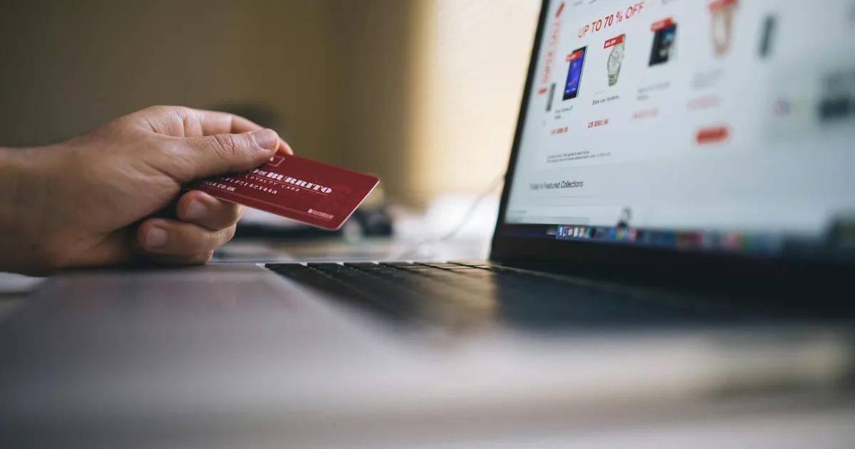 Pessoa fazendo compra online no celular com ícone de inteligência artificial na tela