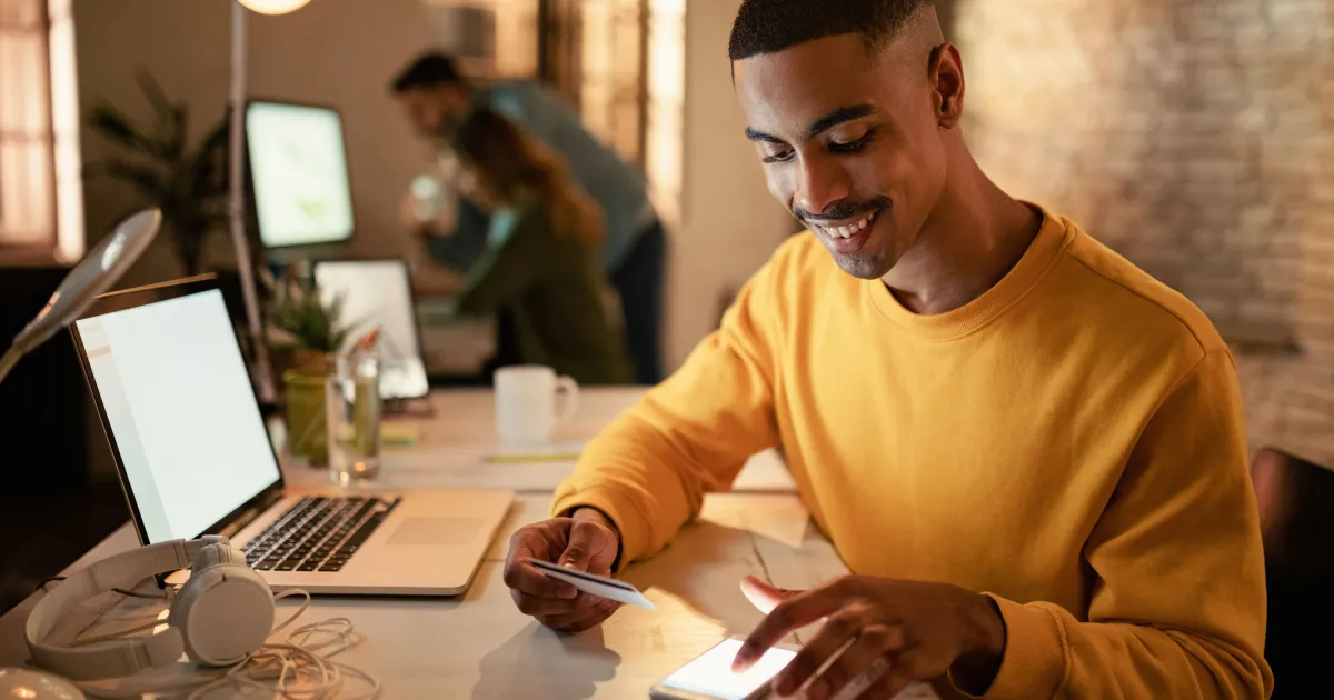 Pessoa utilizando aplicativo bancário em celular