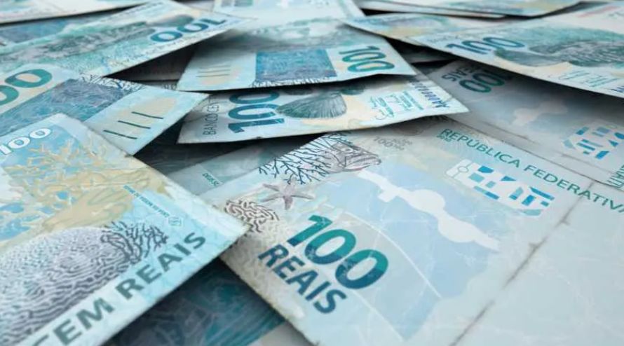 Clientes em frente a agência bancária