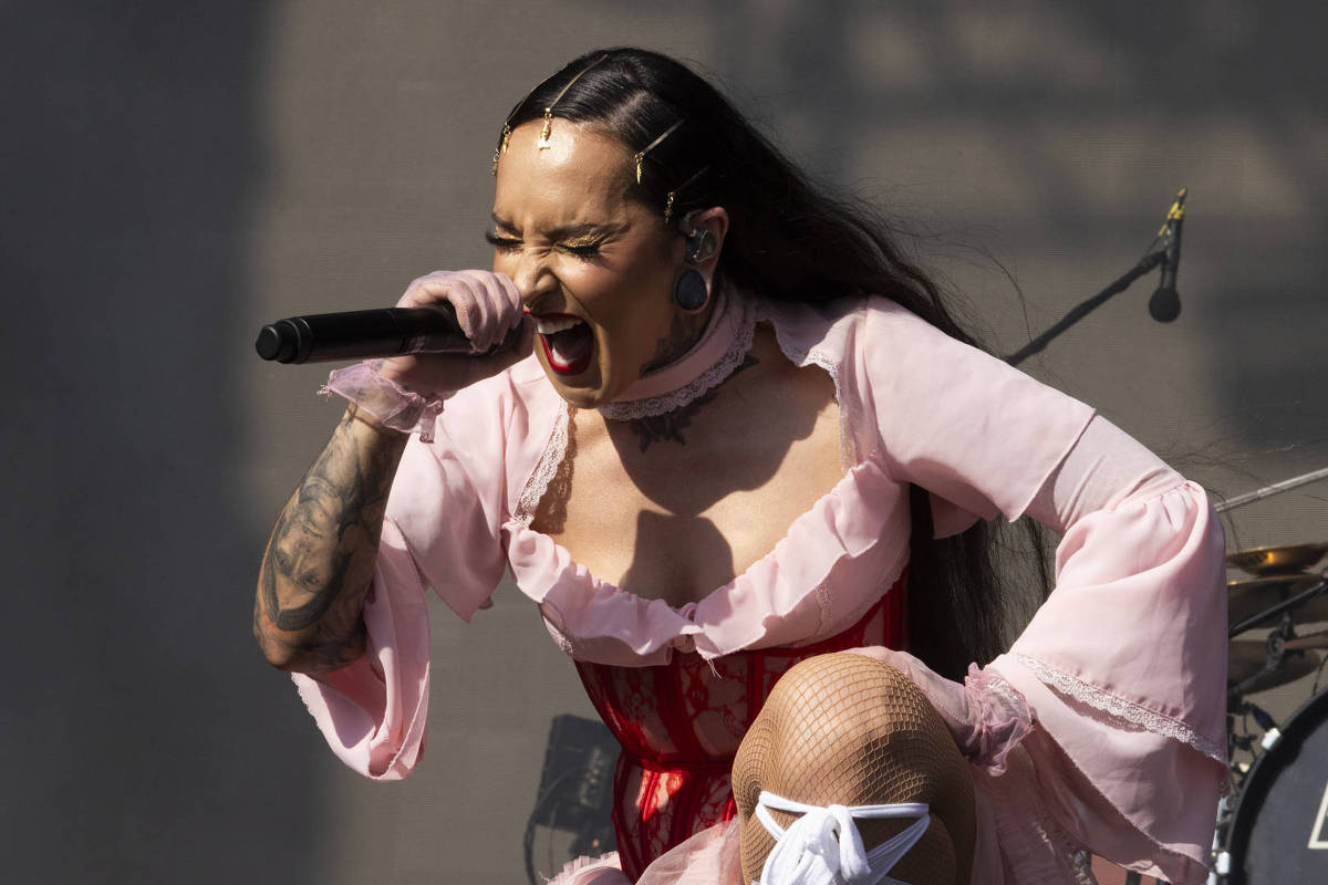 Vocalista do Jinjer no palco do Bangers Open Air