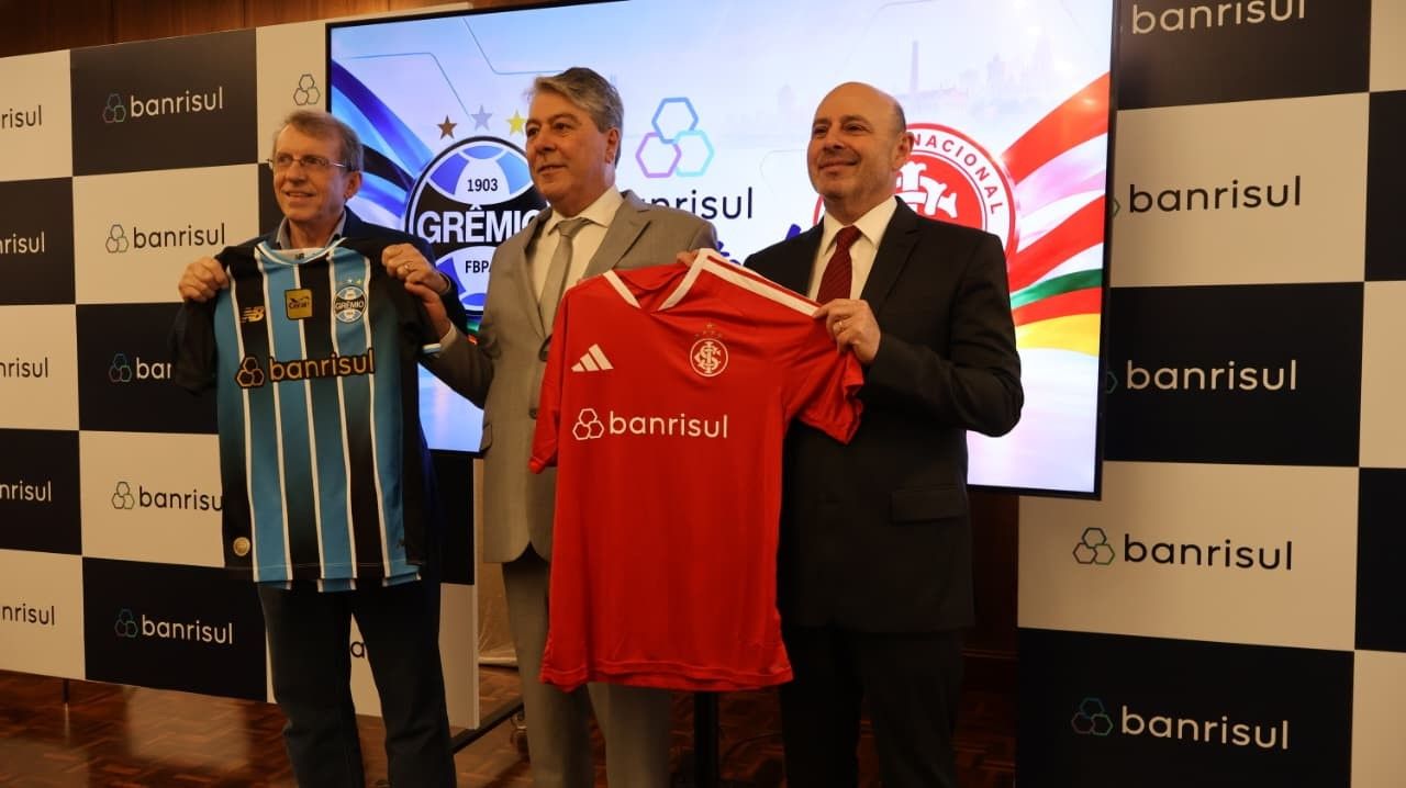 Jogadores do Grêmio e do Inter com logo do Banrisul nas camisas