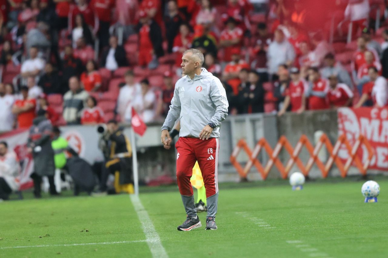 Eduardo Baptista comemorando durante a partida