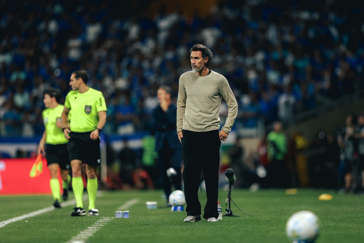 Eduardo Domínguez no banco durante jogo do Atlético