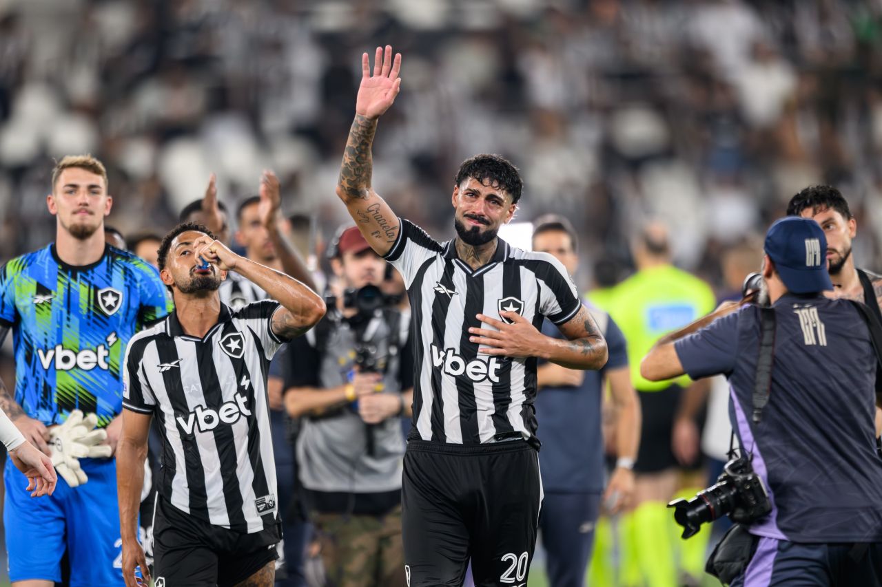 Barboza emocionado no gramado do Nilton Santos