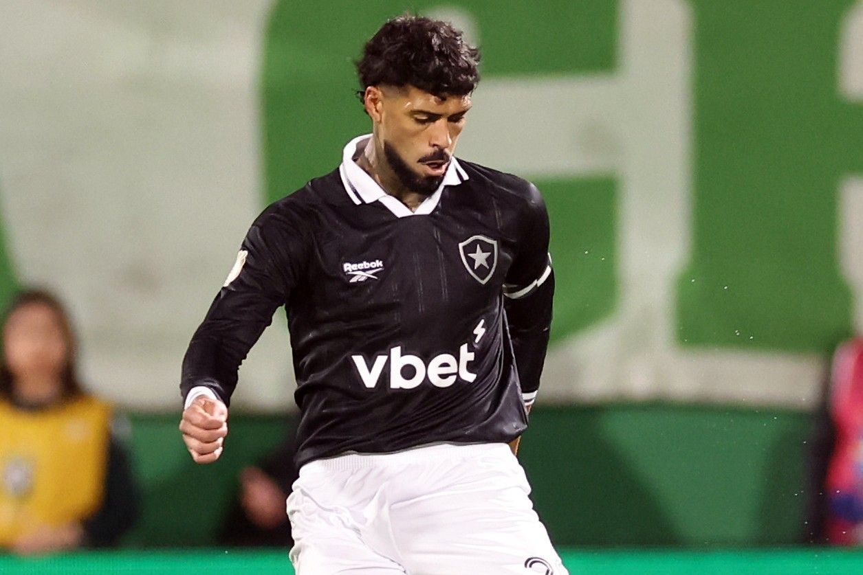 Barboza disputa lance pelo Botafogo