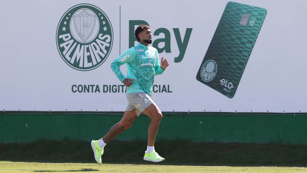 Alexander Barboza observa treino do Palmeiras na Academia de Futebol