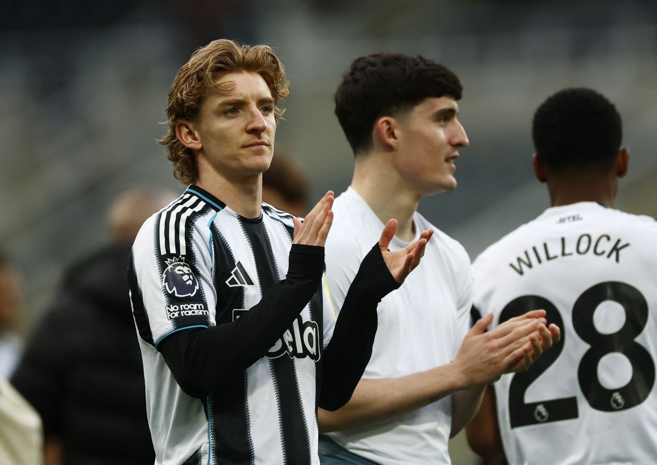 Anthony Gordon em ação pelo Newcastle