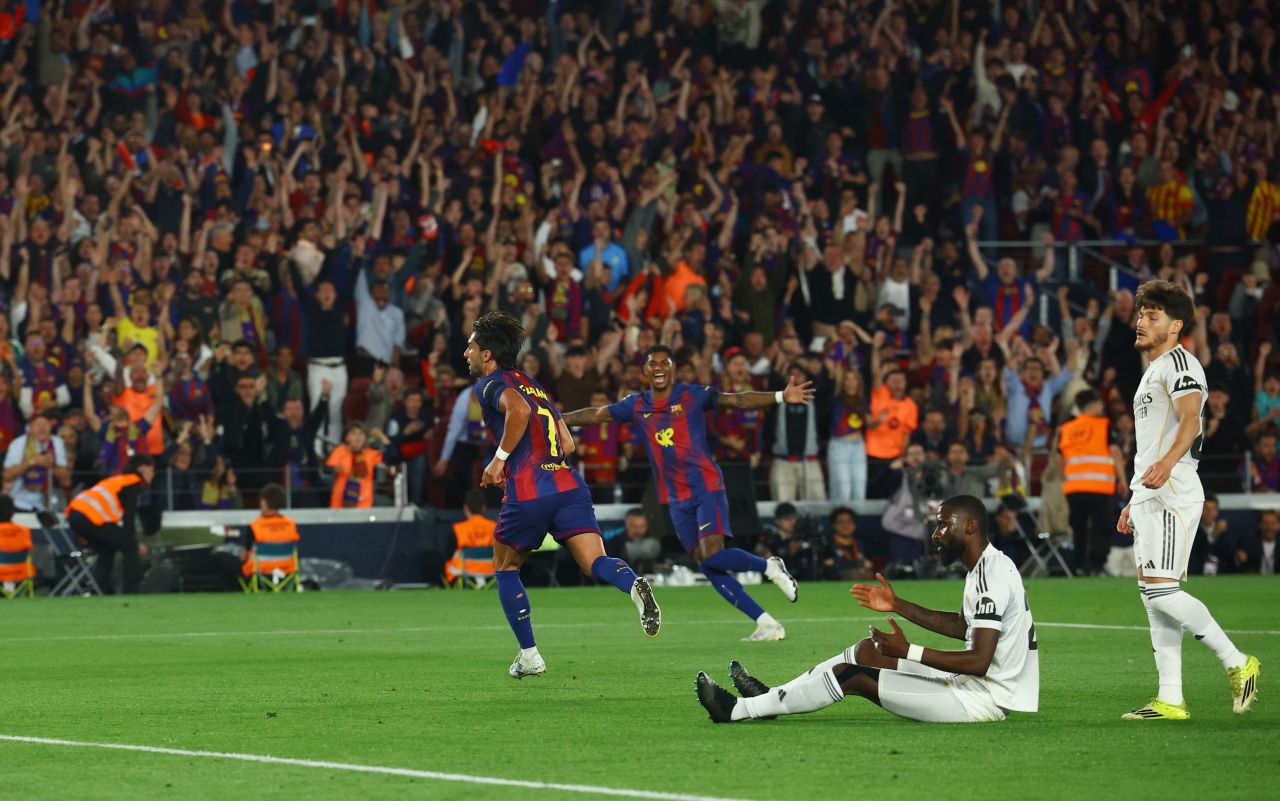 Jogadores do Barcelona celebram o título da La Liga 2025/26