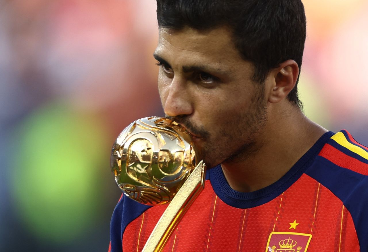 Rodri comemorando com a taça da Copa do Mundo