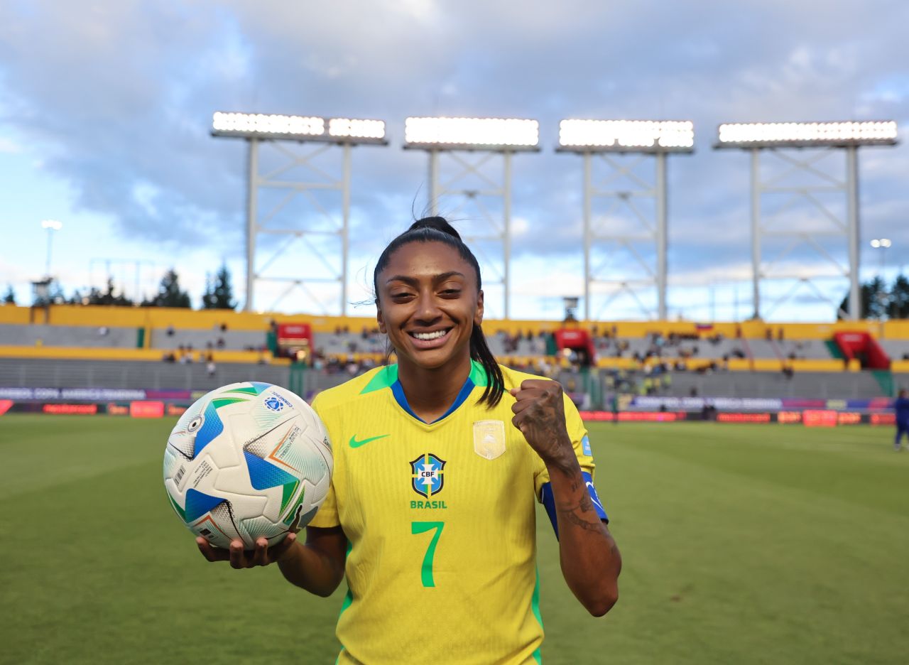 Kerolin com a bola durante jogo pela Seleção