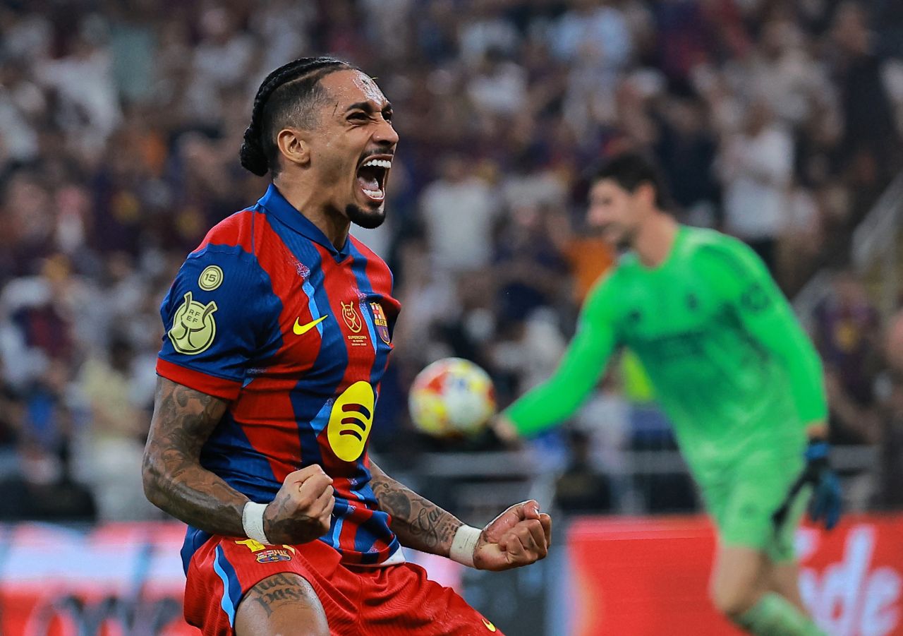 Jogadores de Barcelona e Real Madrid em campo