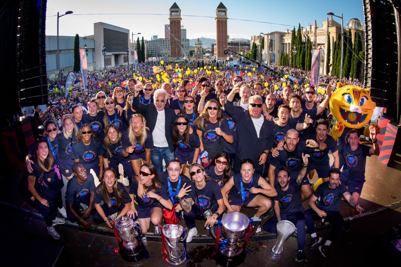 Jogadoras do Barcelona celebrando título com torcida nas ruas