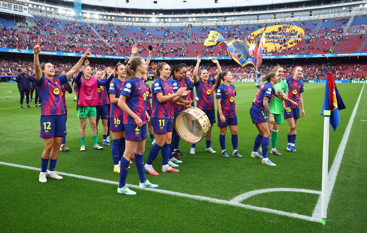 Jogadoras do Barcelona comemorando gol contra o Bayern de Munique