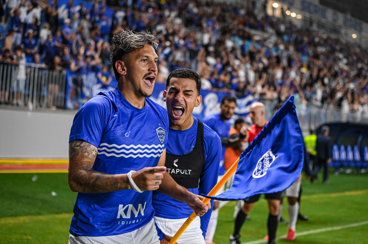 Jogadores do Barra em ação durante partida