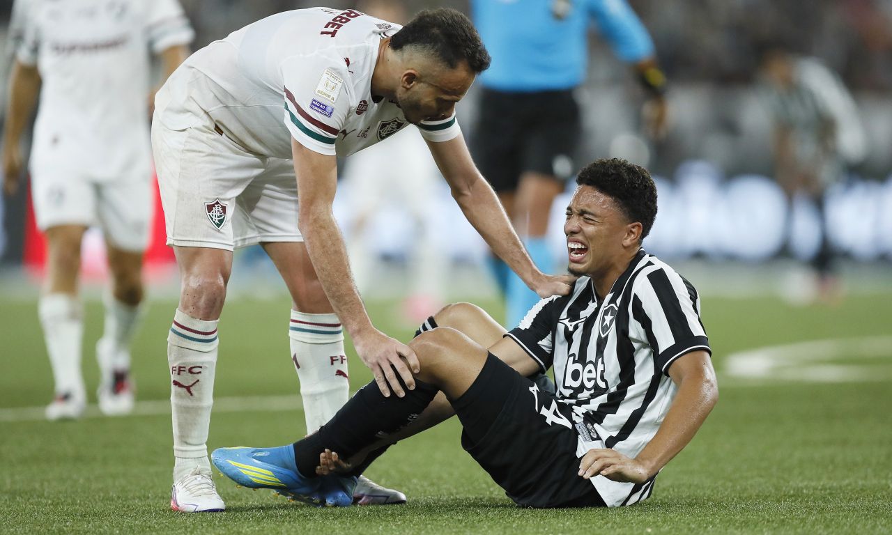 Jordan Barrera deixando o campo do Nilton Santos