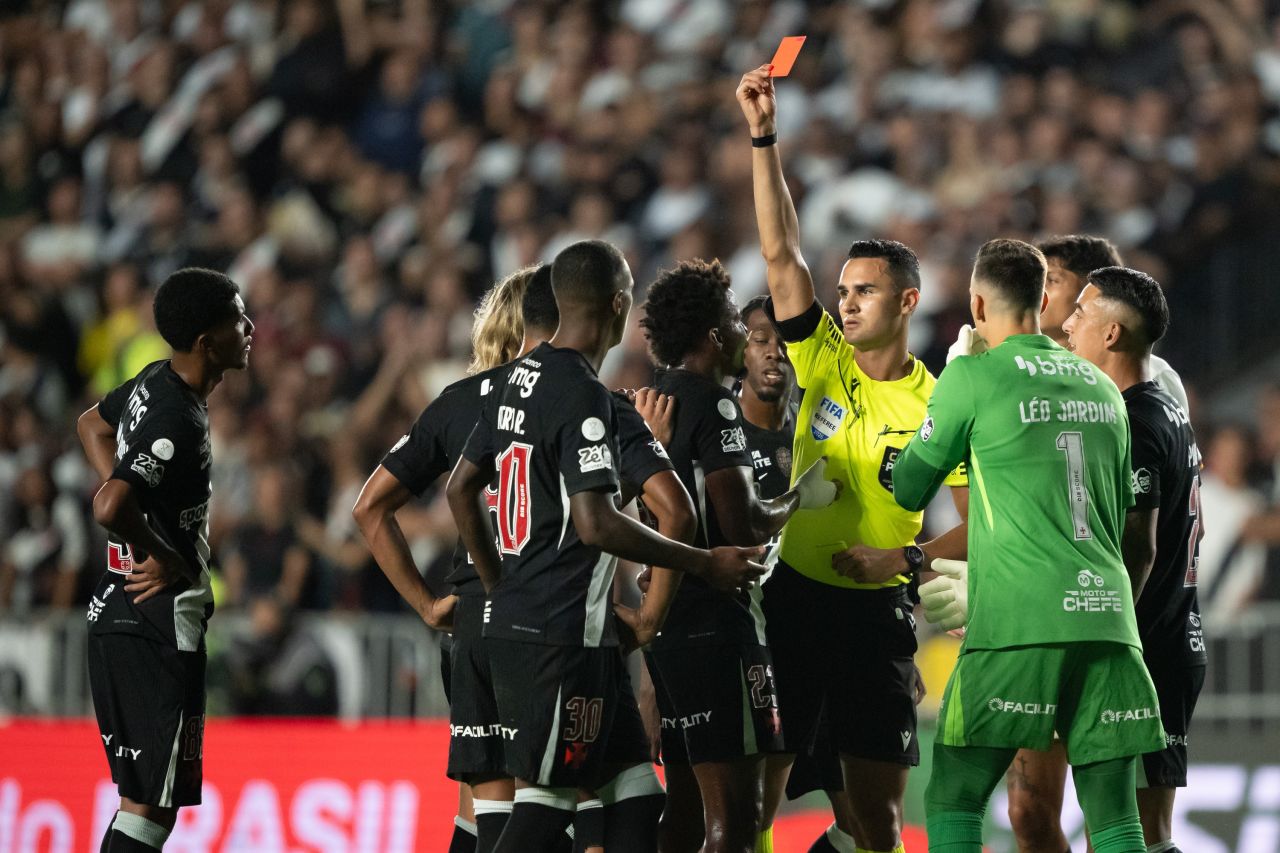 Barros expulso durante Vasco x Vitória após revisão do VAR