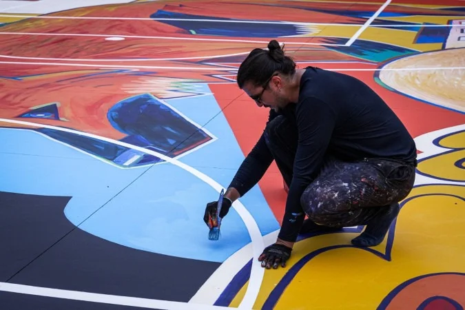 Quadra poliesportiva pintada com arte urbana no Parque da Cidade
