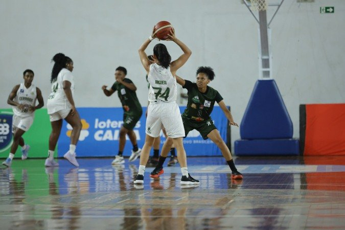 Jogadoras do Cerrado comemoram a vitória sobre o Maringá