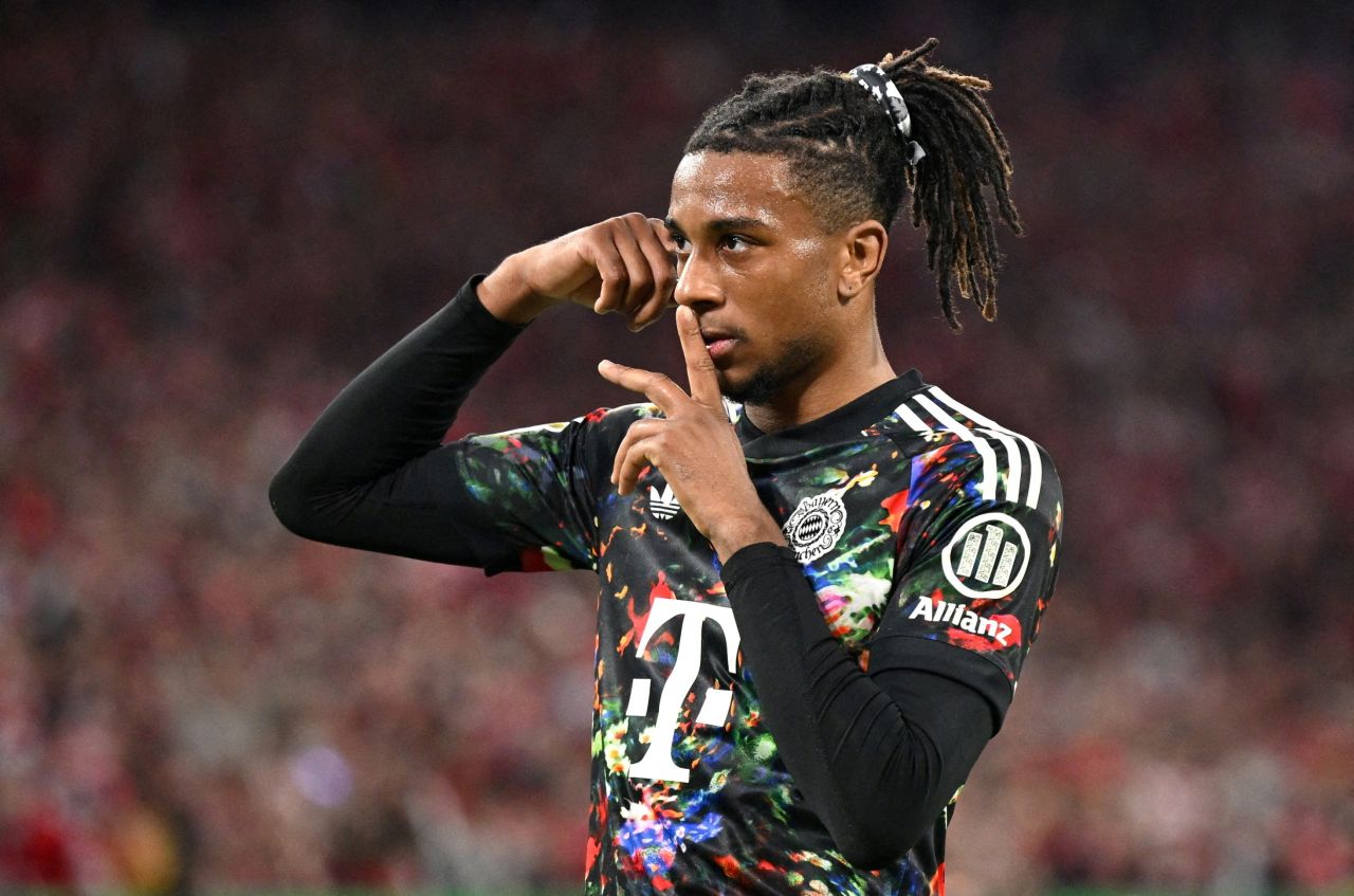 Olise comemora um dos gols na goleada do Bayern