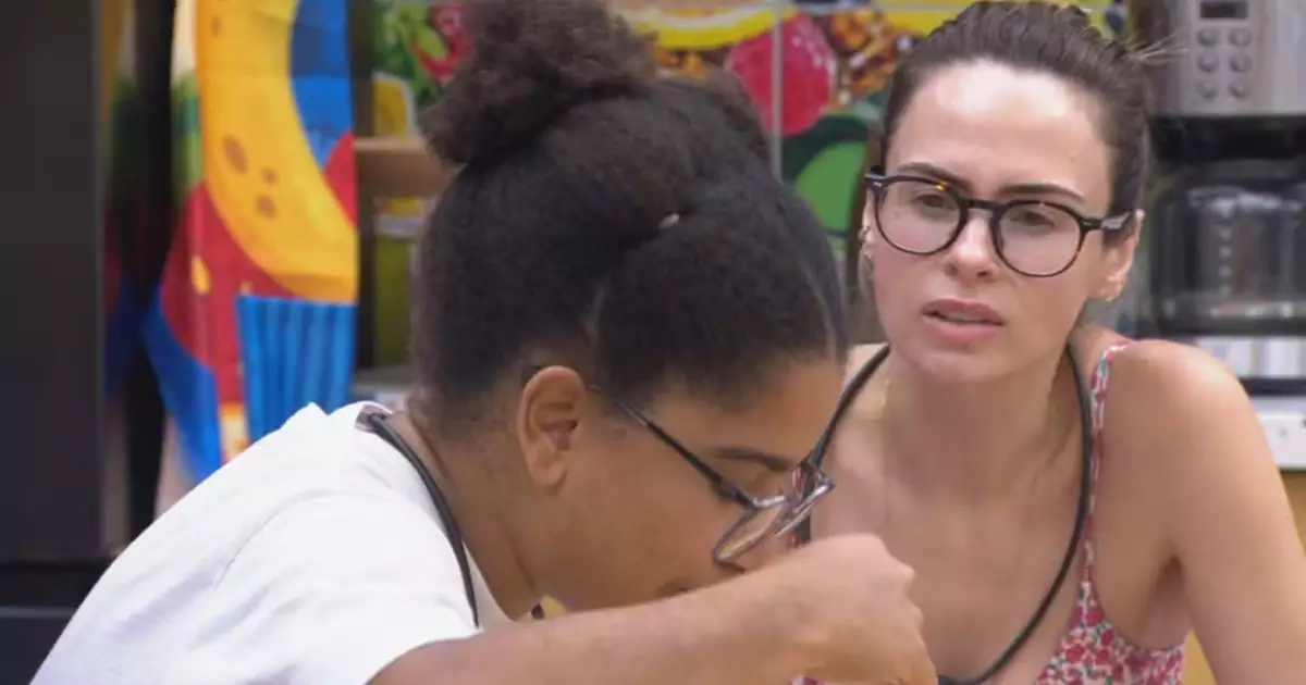 Ana Paula conversando com Milena na cozinha do BBB 26