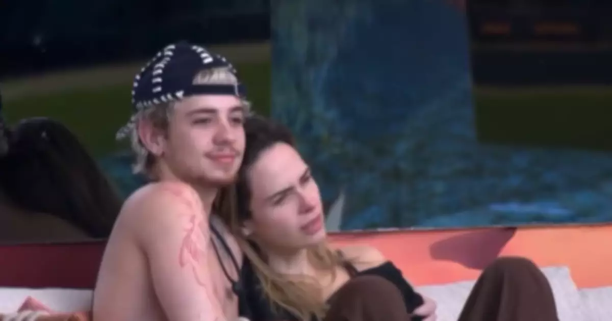 Finalistas do BBB conversam na sala sobre prêmio e seguro do carro