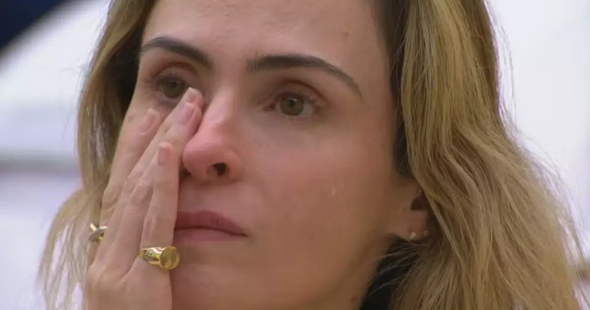 Ana Paula e Juliano conversam na área externa do BBB26