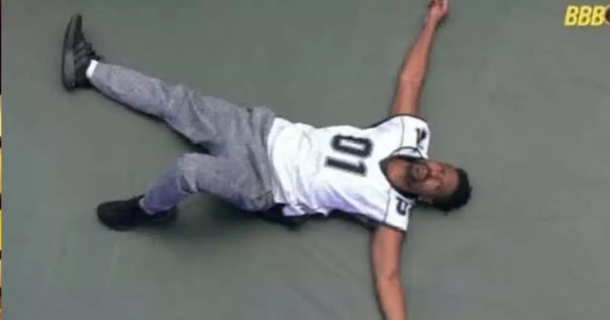 Leandro deitado ao lado da prova do finalista no BBB 26