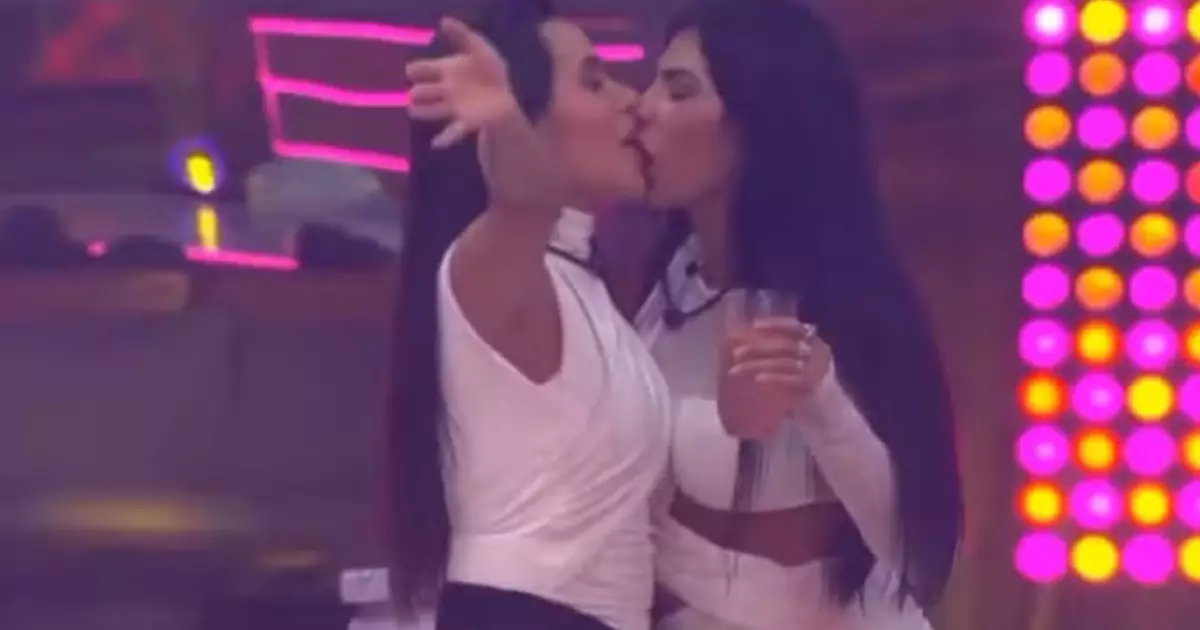 Jordana e Marciele se beijam durante festa do BBB 26