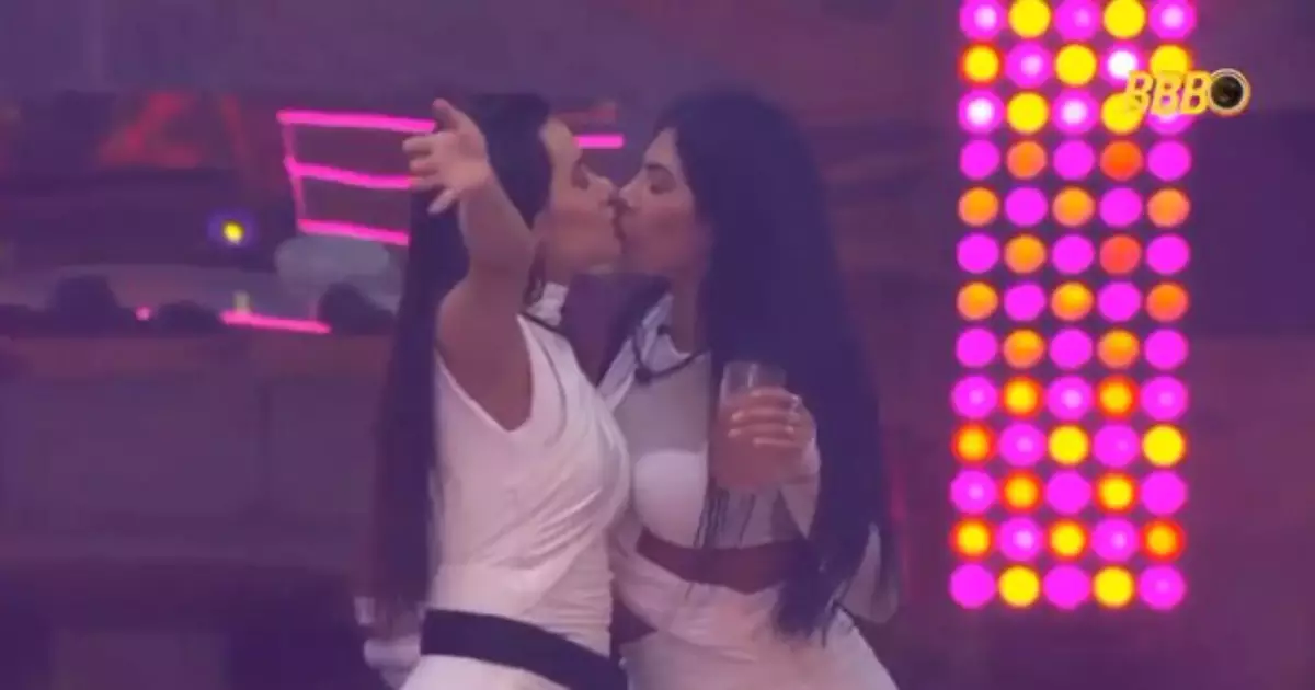 Jordana e Marciele se beijando na pista do BBB 26