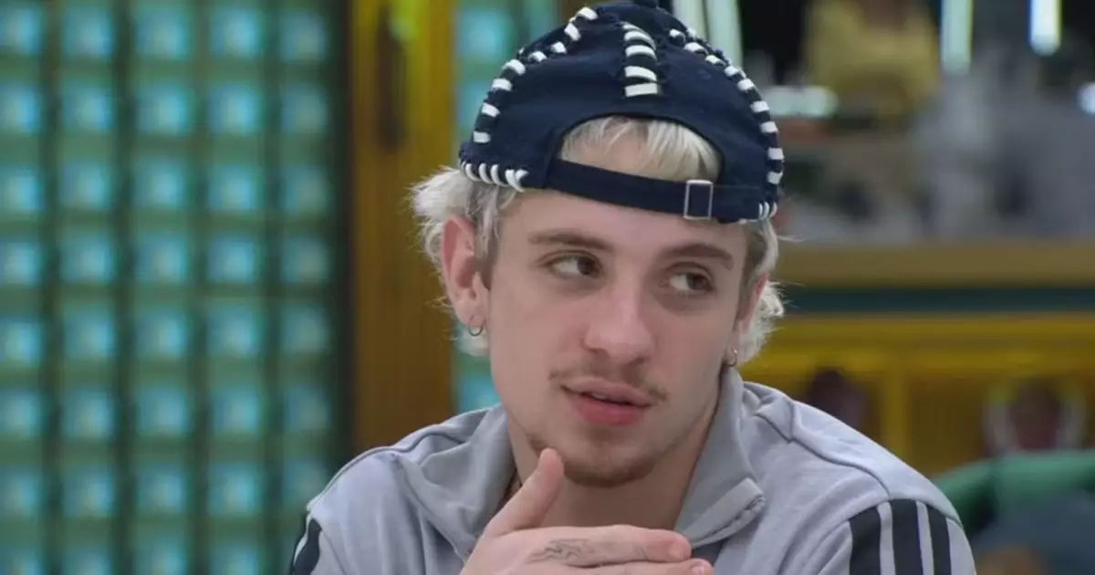 Juliano conversa com aliados no quarto do líder