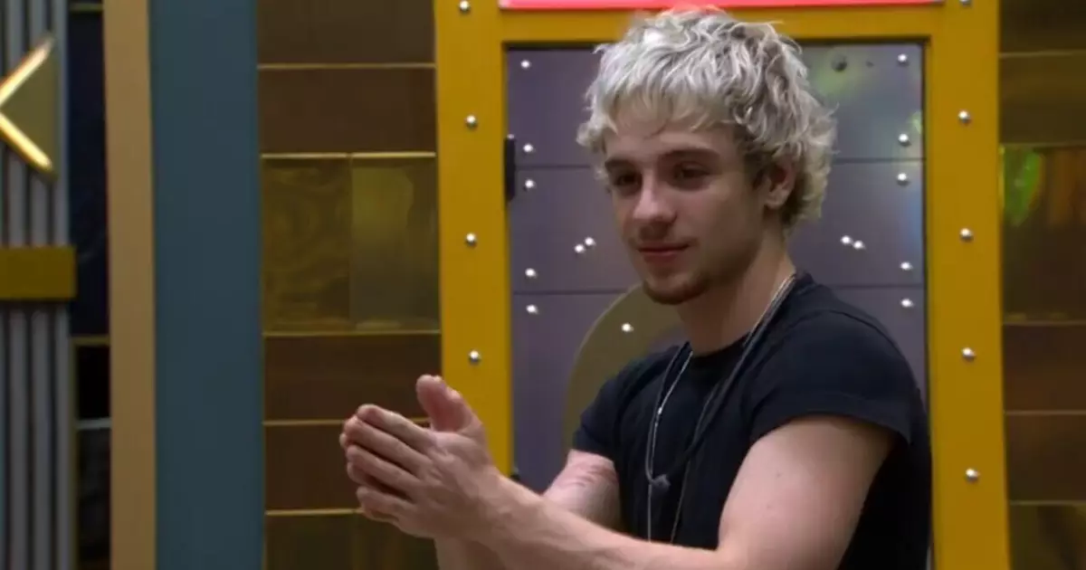 Juliano Floss pensativo no gramado do BBB 26