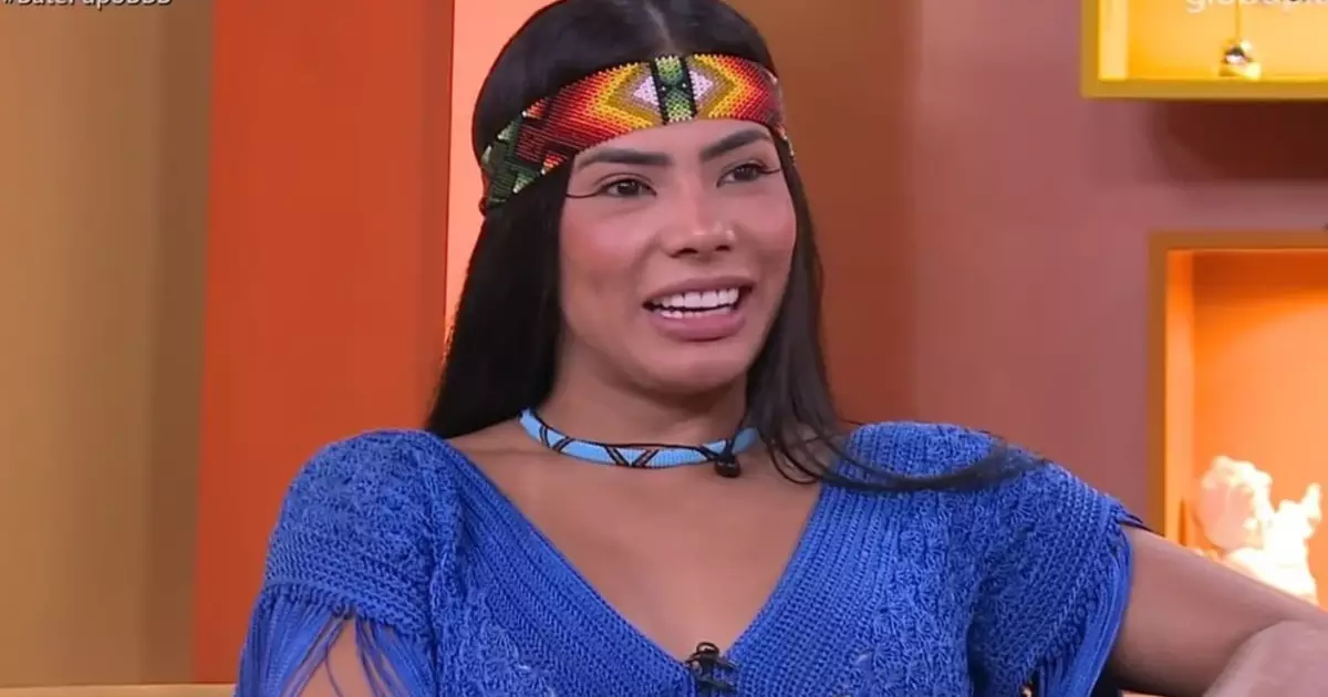 Marciele no estúdio do Bate-Papo BBB reagindo a vídeos