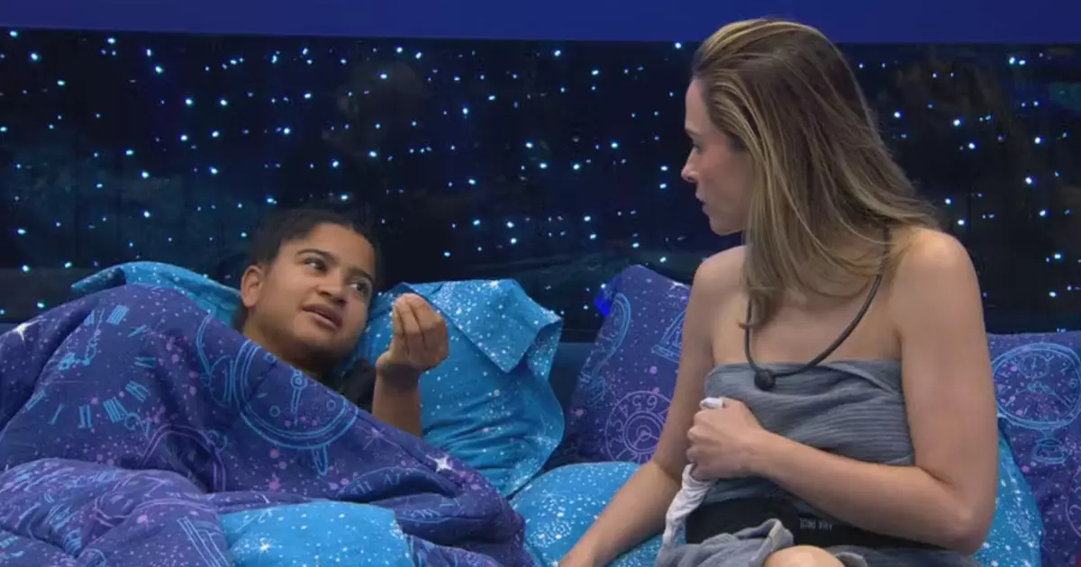 Milena conversa com Ana Paula no quarto após formação do paredão